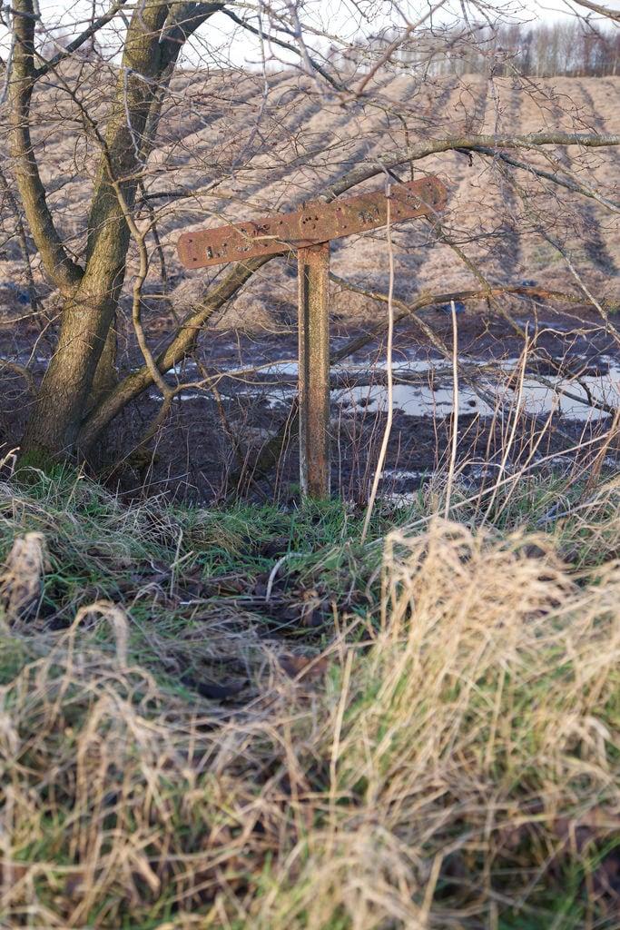 Milnathort képe. fifeandkinrossrailway northbritishrailway closed dismantledrailway sign gradient rust rusty kinrossshire scotland archhist itmpa tomparnell canon 6d canon6d lochleven lochlevenheritagetrail