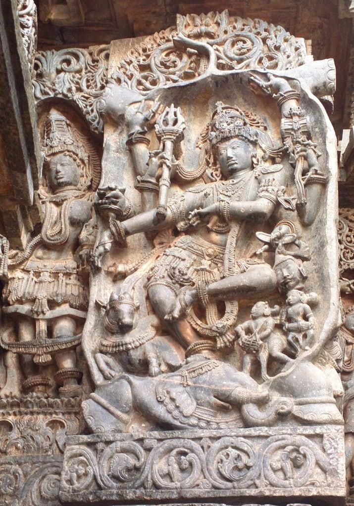 Nandi képe. hoysaleshwaratemple hoysaleshwara temple halebeedu halebidu carving stone art shiva gajasurasamhara elephant killing dancing skin
