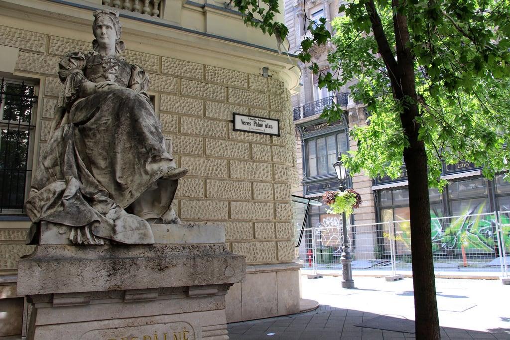 Afbeelding van Veres Pálné. budapest budapešť boedapest budapeszt hongrie hungary maďarsko ungarn hungría ungheria magyarország hongarije węgry hungria ungern august2017 statue monument artwork györgykiss kiss károlykiss