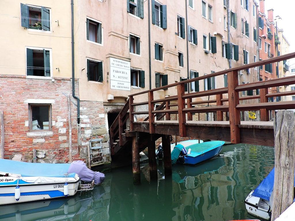 Изображение на Ghetto. cannaregio bridge ghetto gheto jewish venice βενετία ヴェネツィア venezia