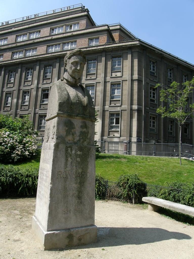 תמונה של Ronsard. paris france statue geotagged francia statua parigi pierrederonsard geo:lat=48849101 geo:lon=2346383