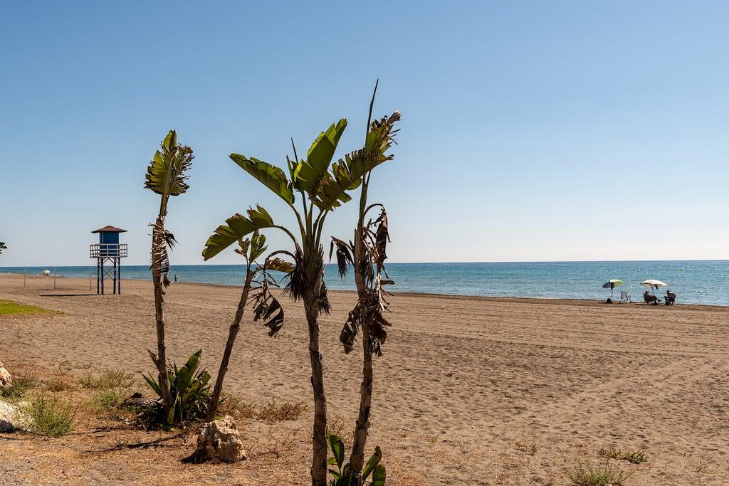 ภาพของ Playa Torre de Benagalbón ชายหาด มีความยาว 2020 เมตร. torredebenagalbón andalucía espagne es