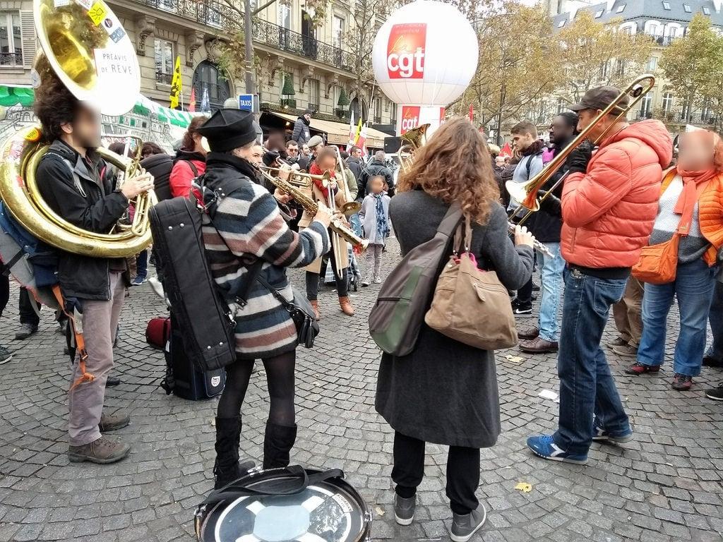 Bild von La Resistance. france frankreich îledefrance capitale paris 17emearrondissement frontsocial manifestation fanfare lafanfareinvisible
