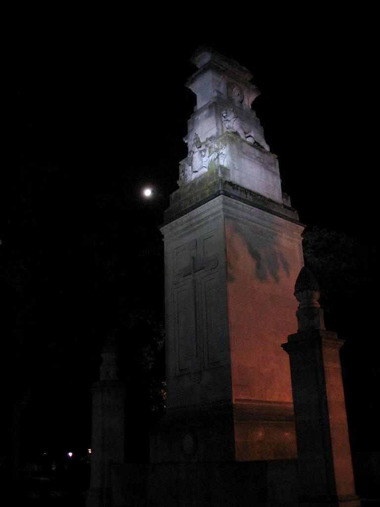 Εικόνα από The Cenotaph. moon night dark cenotaph southampton