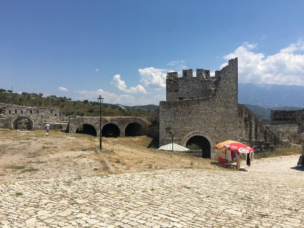 Kalaja e Beratit の画像. albania berat castle kalajaeberatit