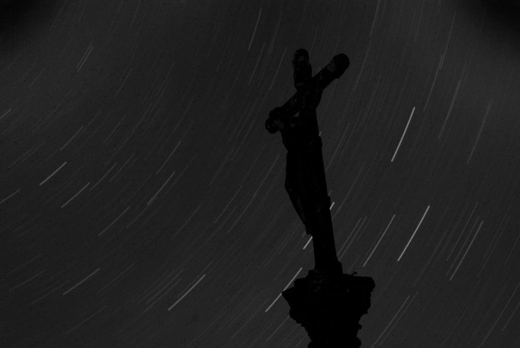 Hình ảnh của Castro de Troña. sky night stars noche nikon cross gimp bn galicia castro astrophotography cielo estrellas astronomy startrails cruceiro astronomía cassiopeia troña casiopea d80 fújur ricardosamaniego