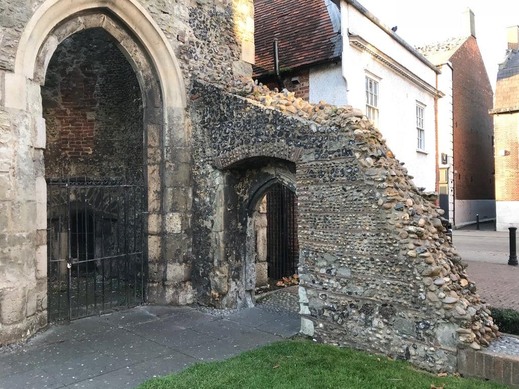 Chapel of St Thomas a Becket 의 이미지. brentwood stthomas thomasbecket ruins essex arch