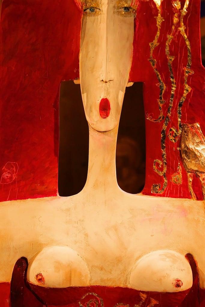 Immagine di Castello Monguelfo. red sculpture woman art donna arte schloss rosso castello altoadige scultura seno monguelfo welsberg scollatura tesido