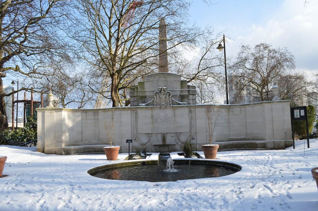 Obrázek Cheylesmore Memorial. london snow lordcheylesmore memorial embankmentgardens