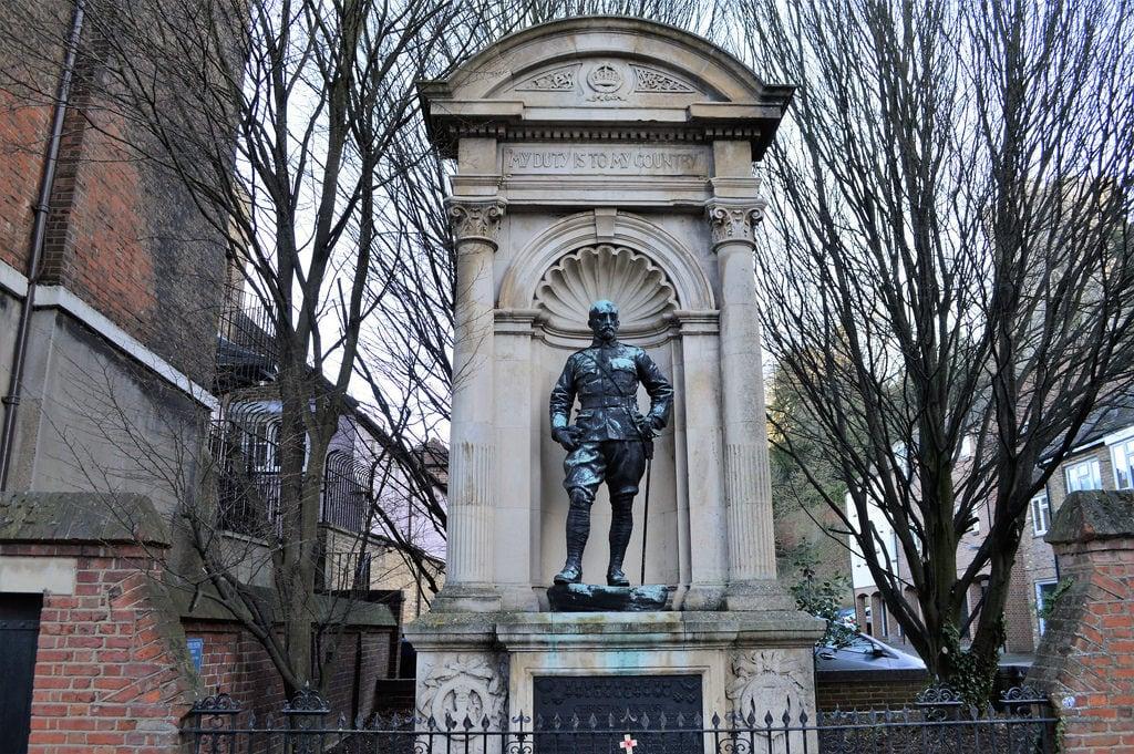 Bilde av Queen Victoria. windsor berkshire prince statue memorial christianvictor