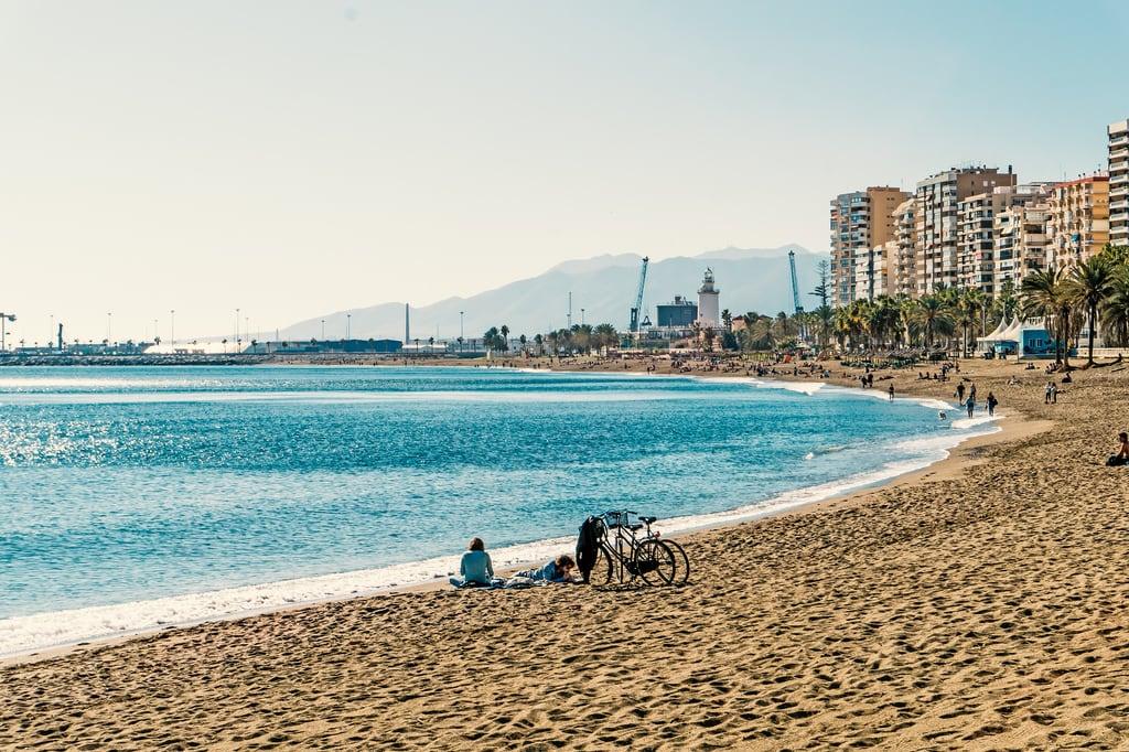 Изображение Playa de La Malagueta La Malagueta Beach вблизи Málaga. malaga ...