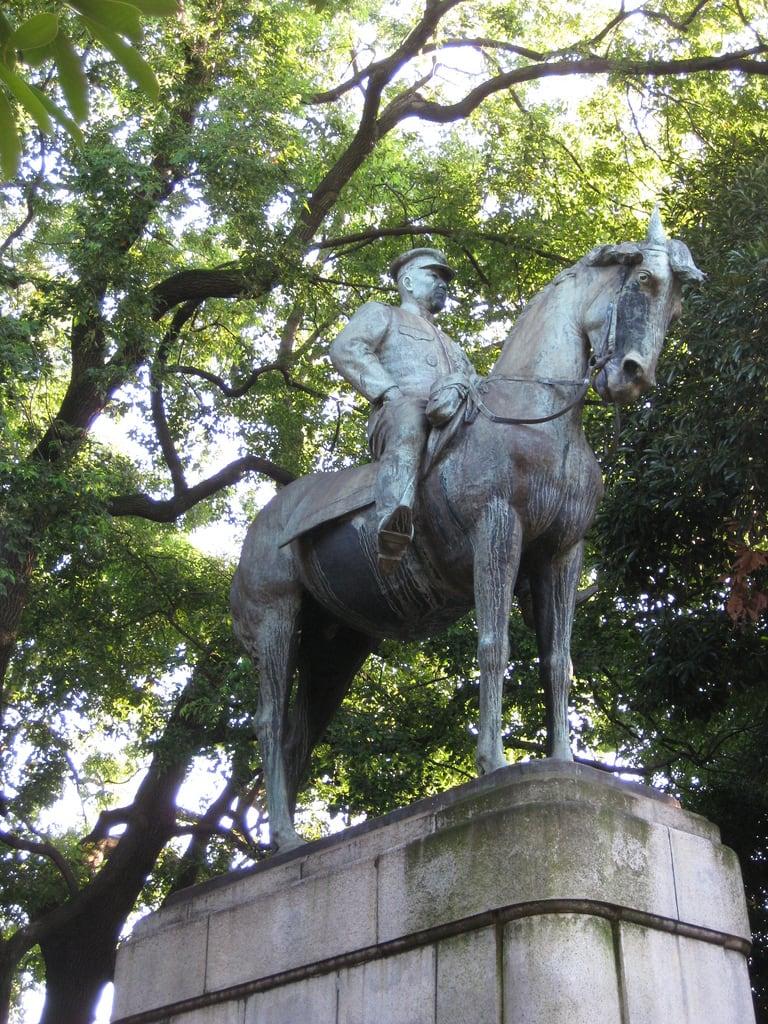 Изображение на Iwao Oyama Statue. statue japan tokyo chiyoda