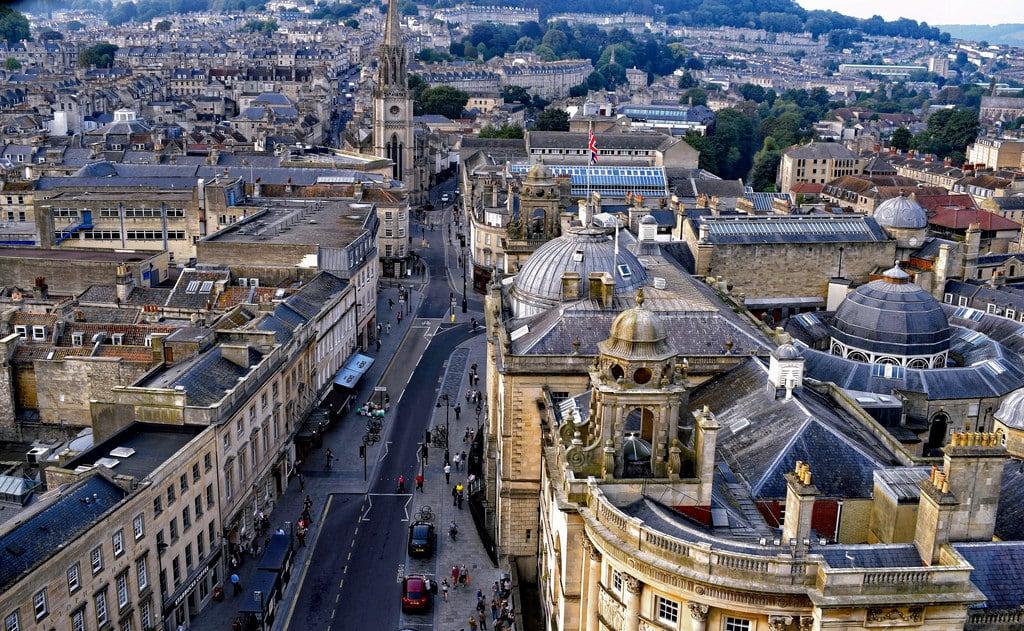 Bild av Bath Abbey. buildings architecture monuments city cityscape rooftops streets bath england skyline