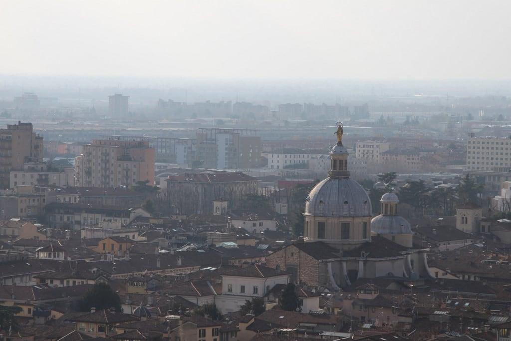 Image de Castello di Brescia. mesefebbraio città cielo edifici case tetti house montagne pianura panorama nebbia skyline brescia