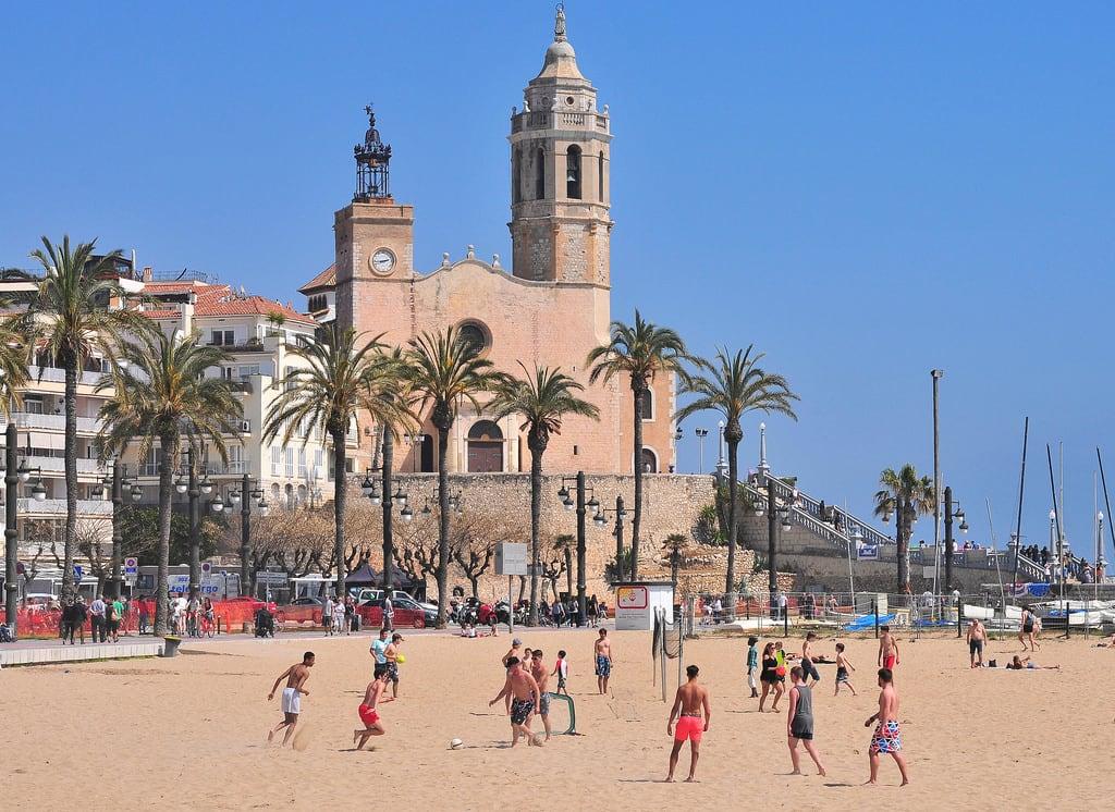 Billede af Platja de la Fragata. sitges catalonia spain sand football game enjoyment church nikkor ailens ai