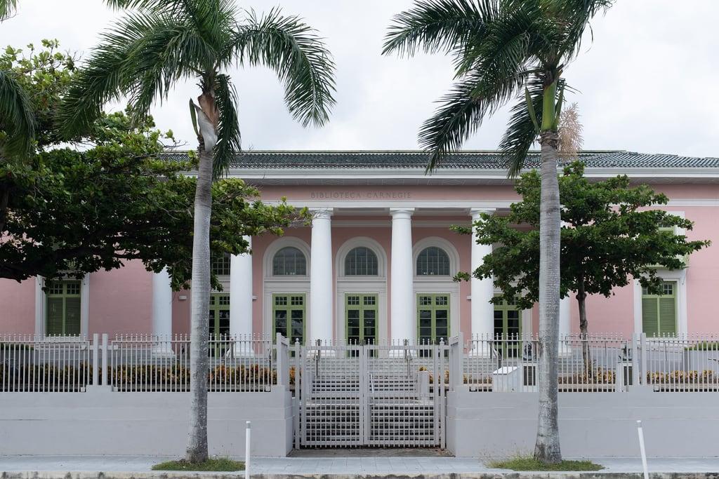 Bilde av San Juan Gate. oldsanjuan biblioteca x100f building edificio sanjuan viejosanjuan puertorico carnegielibrary osj pr palmtrees fujifilm fuji