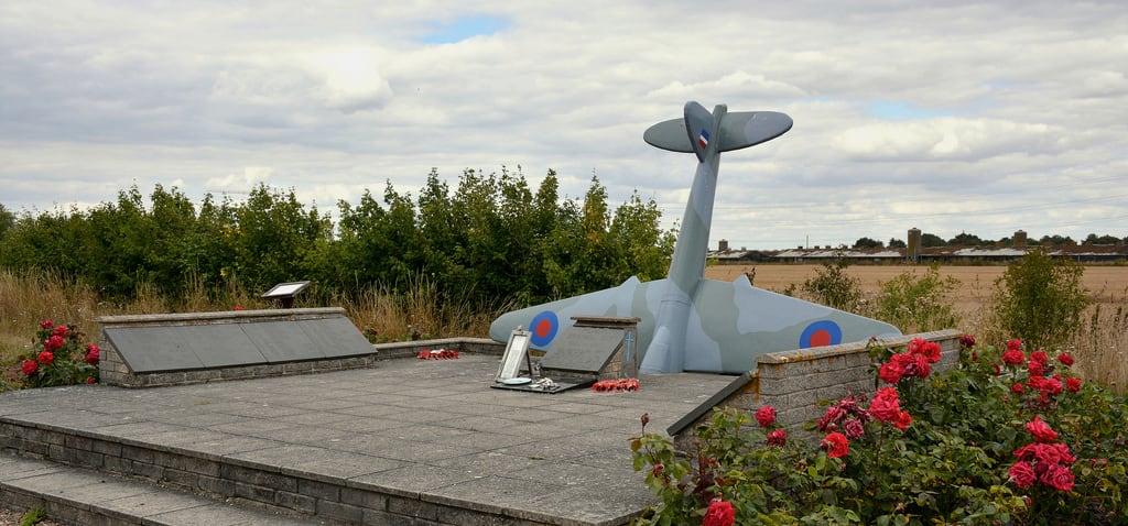 Изображение на RAF Bradwell Bay memorial. raf bradwellbay airfield ww2 memorial dehavilland mosquito crash 488squadron rnzaf nikon d7100