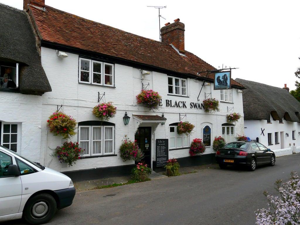 Monxton 的形象. black blog swan pub village hampshire monxton