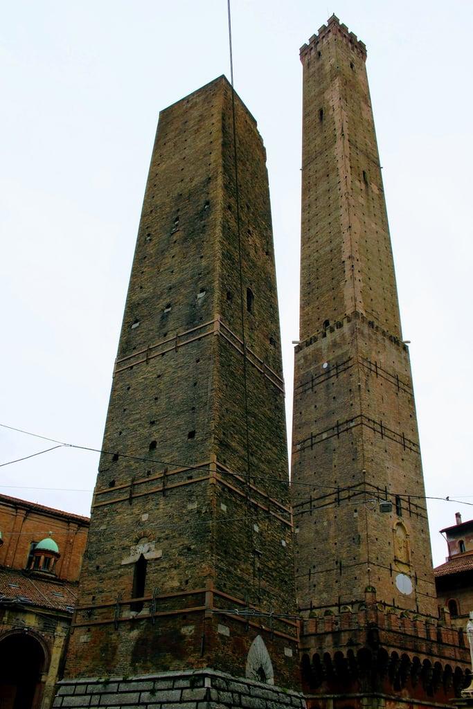 Image of Torre Garisenda. mesegennaio cielo edificio torre architettura tours türme torres medioevo simbolodellacittà famigliaasinelli muratura