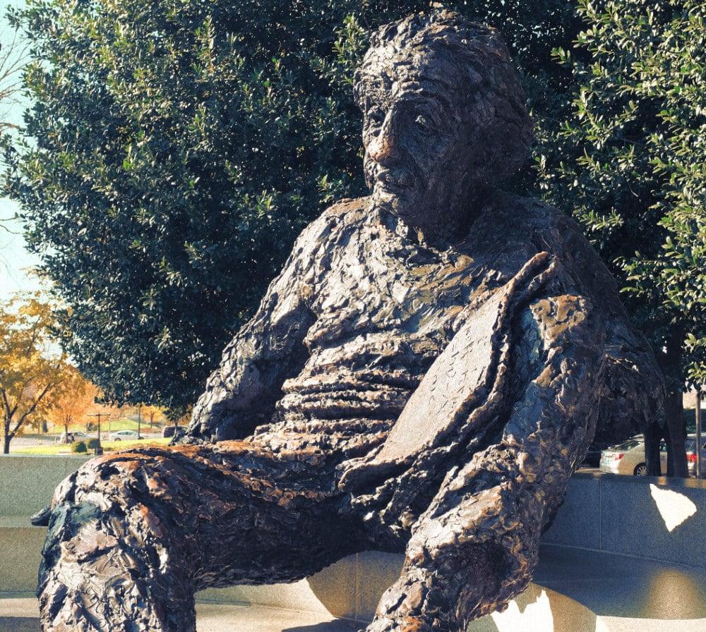 Imagen de Albert Einstein Memorial. alberteinsteinmemorial einstein washingtondc statue sculpture robertberks berks fujifilm fujifilmx100t x100t dxo