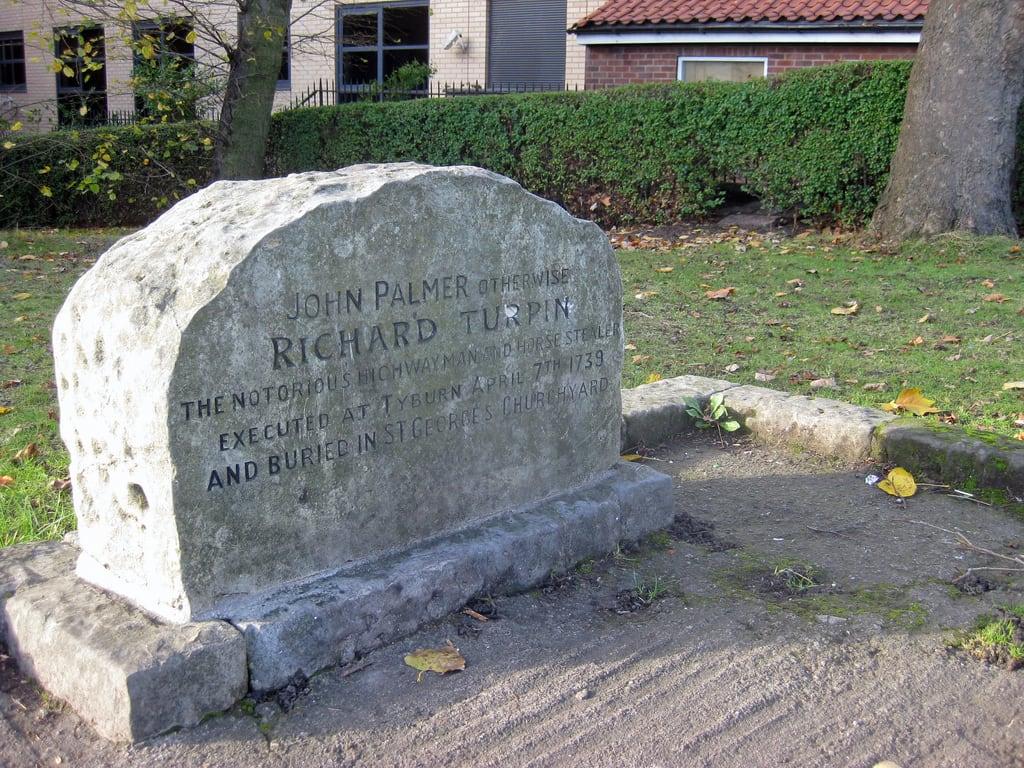 תמונה של Dick Turpins grave. york grave gravestone dickturpin