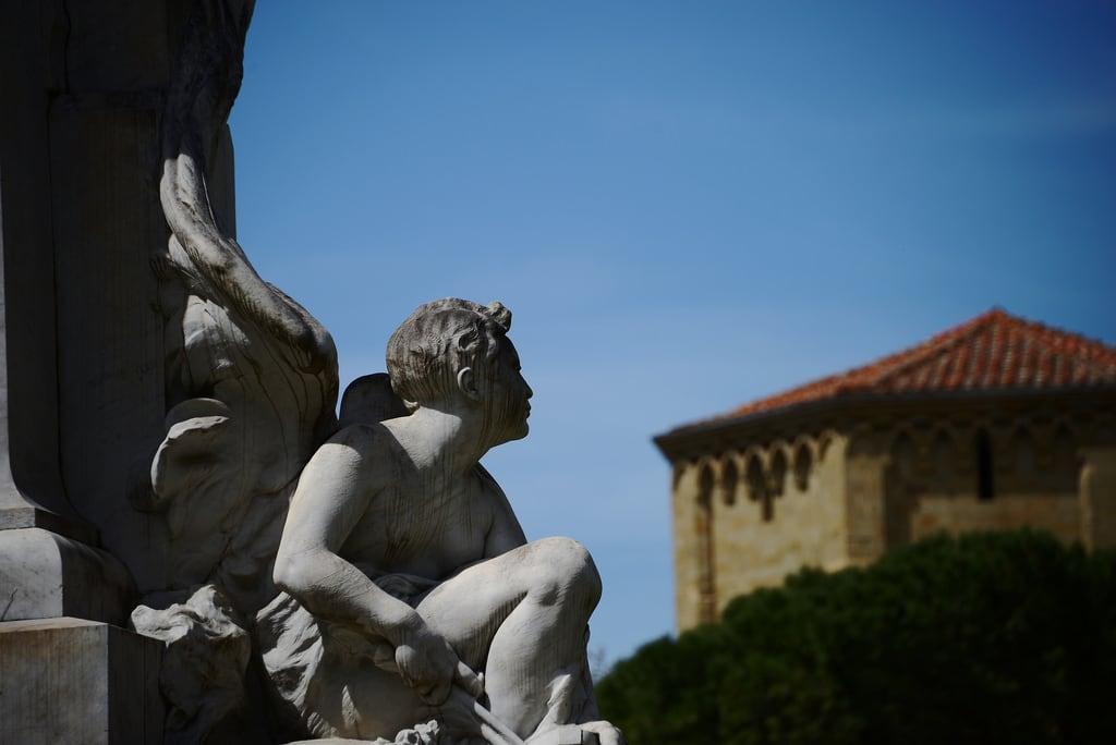 Petrarca 的形象. tuscany petrarca statue nikon d610 fx 28300 italy
