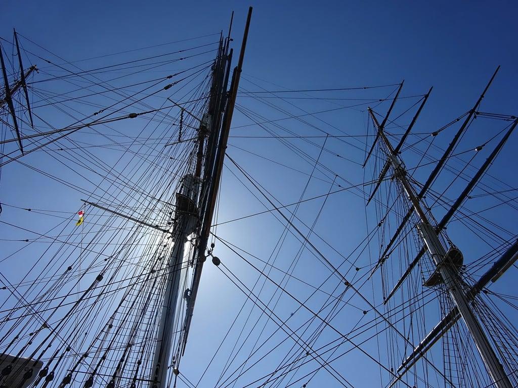 Imagem de Cutty Sark. rigging cuttysark flag light angle greenwich se10 clipper ship london sky blue