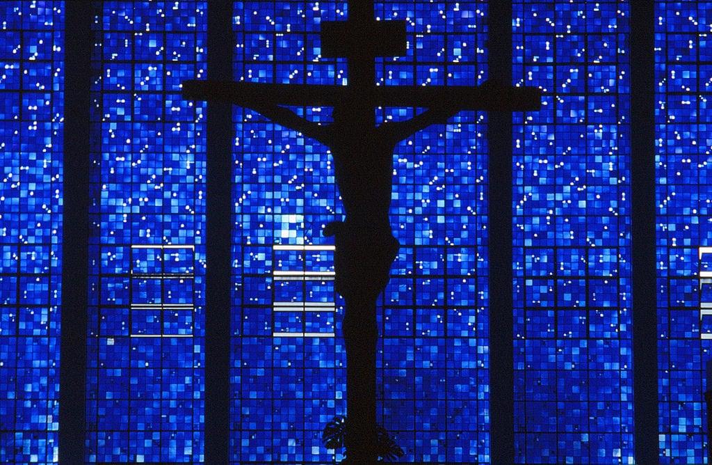 Billede af Cathedral of Brasília. cathedral brasilia brasil brazil christ statue blue black outline cross modern architecture 1970sarchitecture 1970s seventies oscarniemeyer