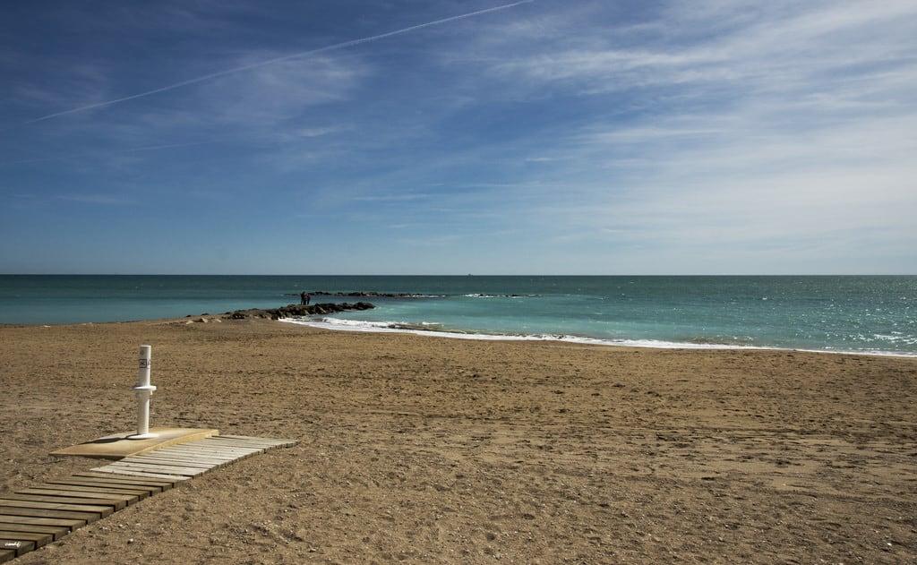 Зображення Platja del Fortí. playa vinaroz cielo nubes arena pasarela rocas personas sonya77 airelibre agua