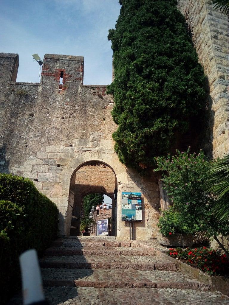 Obraz Castello Scaligero. telefonino vacanze luglio valdifassa montagna castello lago