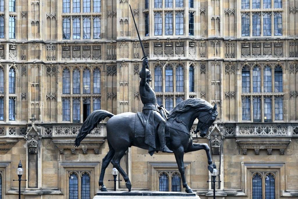 Зображення Richard the Lionheart. london statue kingrichardi richardthelionheart palaceofwestminster housesofparliament history monarchy king equestrian