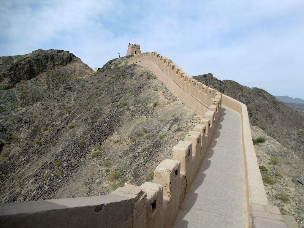 Great Wall of China की छवि. overhanging greatwall jiayuguan gansu china