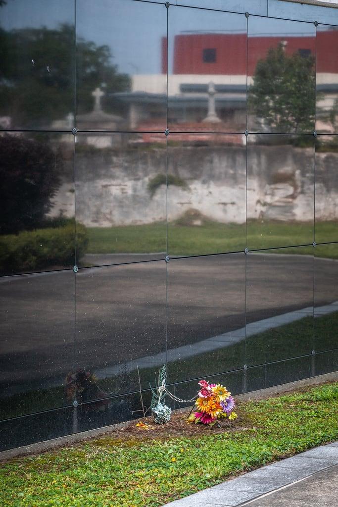Attēls no Hurricane Katrina Memorial. flower neworleans louisiana unitedstates us