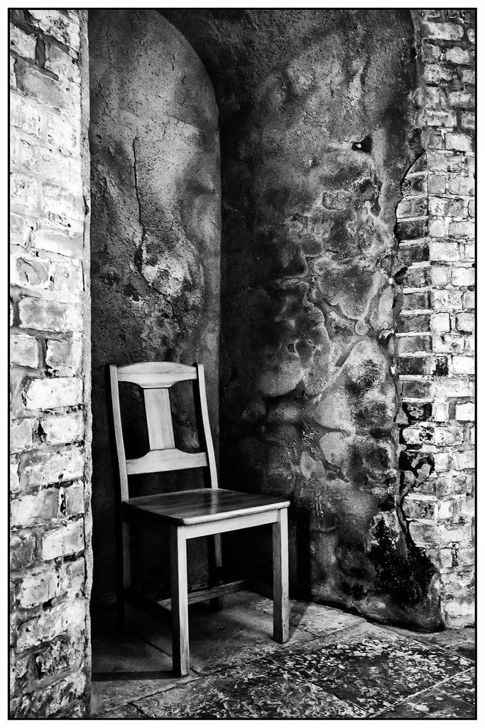 תמונה של Darßer Ort. bornamdars mecklenburgvorpommern deutschland lighthouse darss seat chair stuhl backstein sw bw monochrome blackwhite frame leuchtturm