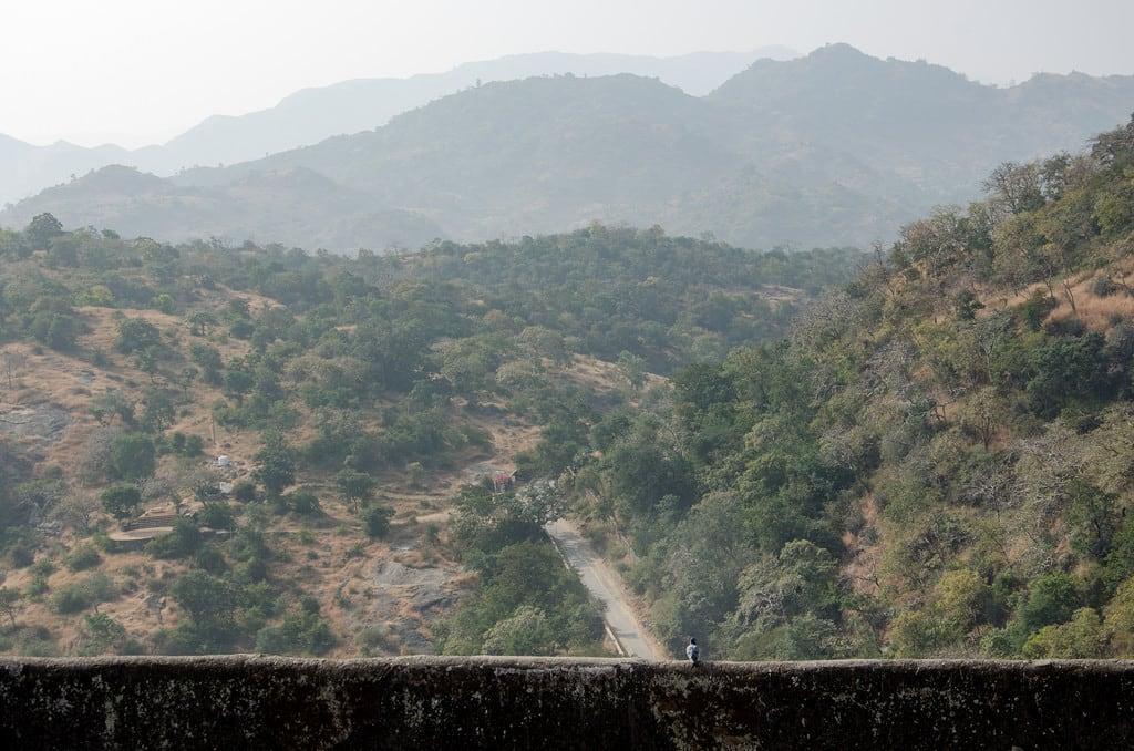 תמונה של Kumbhalgarh Fort. fort hills india kumbhalgarh rajasthan road vista