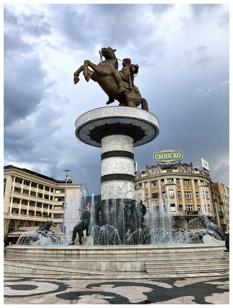 Immagine di Warrior on a Horse. macedonia skopje makedonija македонија скопје monument balkan