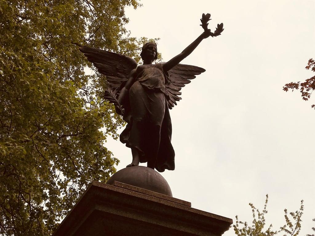 Obrázek Finsbury War Memorial. spagreen finsbury memorial wwi wreath statue