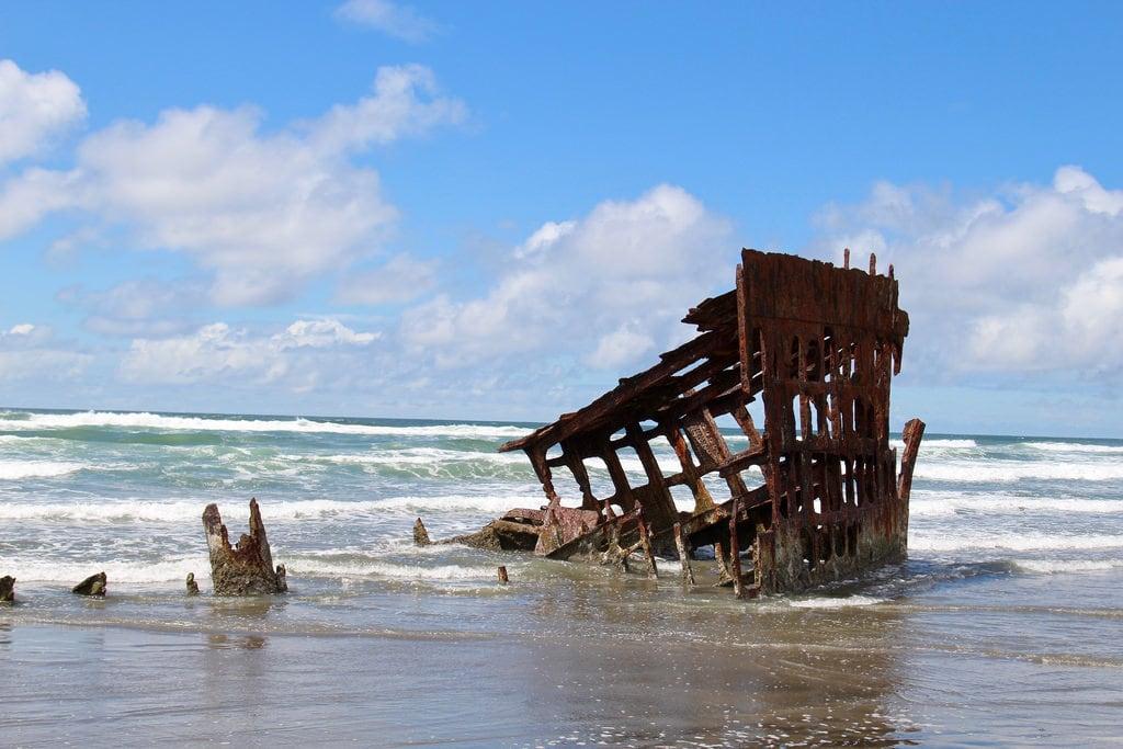 Afbeelding van Peter Iredale Ship Wreck. beach shore ocean pacific pacificocean shipwreck cloudy eres top252018runnerups