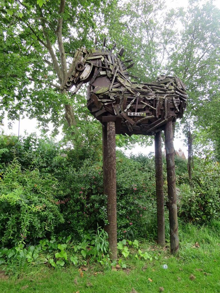 Bild av Tottenham High Cross. anncarrington sculptor sculpture skeletonhorse tottenham chestnutspark stannsroad skeletonhorseoftottenham haringey londonn15 geotagged geo:lat=51581506034340876 geo:lon=008846326272055194