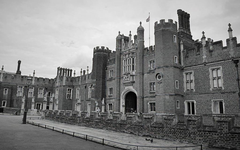 Imagine de Hampton Court Palace. hamptoncourt palace tudor henryviii wolsey 16thcentury 1515 gatehouse blackwhite royalpalace