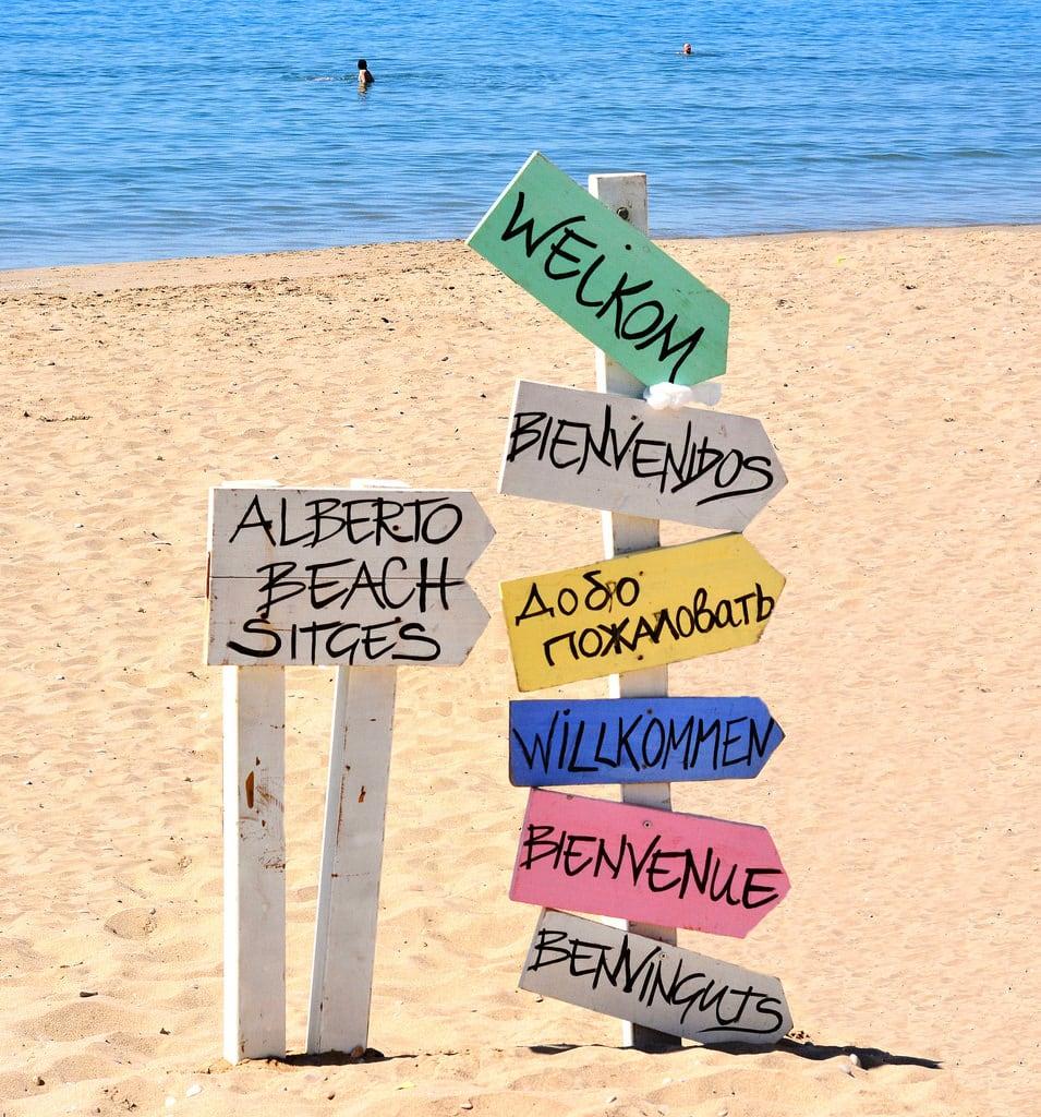 Billede af Platja de la Bassa Rodona. sitges beach sign language humour