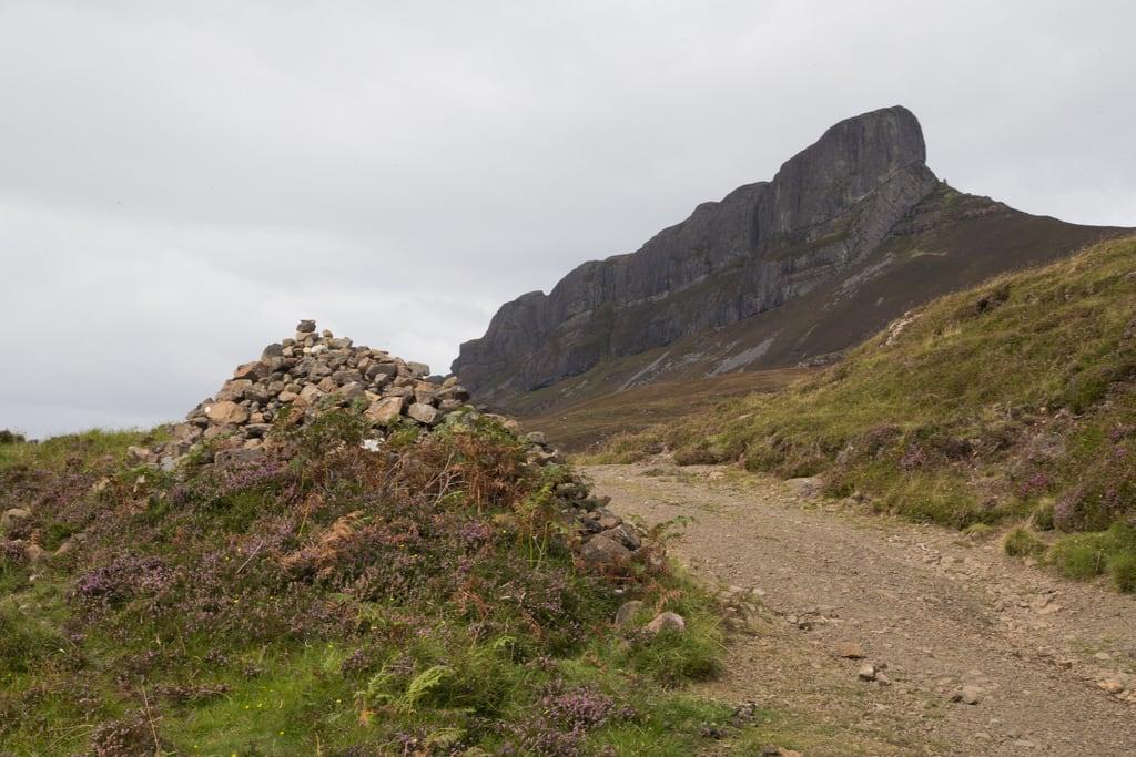 Afbeelding van Sgurr Stone. ampiobairemor greatpiper donaldmacquarrie macquarrie piper cairn piperscairn path coffinroad ansgùrr sgurrofeigg eigg isleofeigg eileaneige island scotland archhist itmpa tomparnell canon 6d canon6d