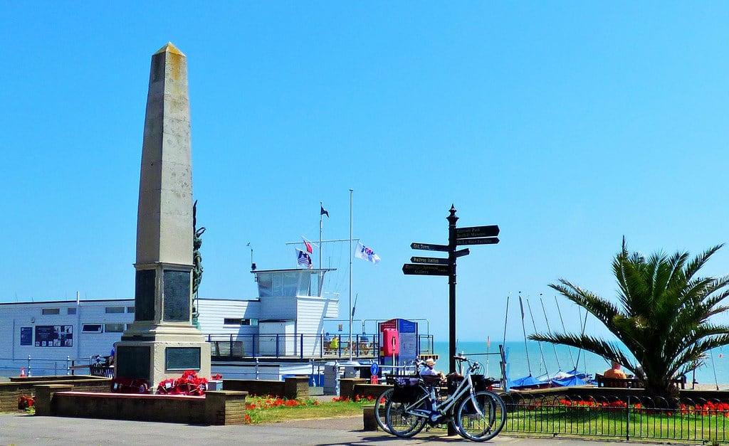 Bild von War Memorial. behill sussex seaside seafront warmemorial