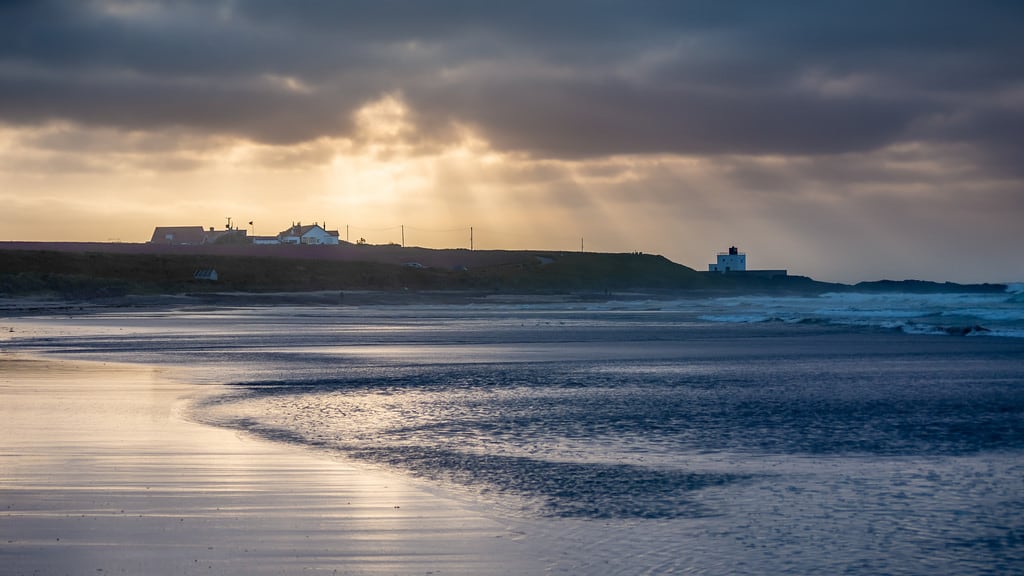 Imagem de Praia com 4960 metros de comprimento. bamburgh beach northumberland uk britain coast sea seaside sky light rays microfourthirds m43 panasonic lumix gx7 vario 45200 45200mm