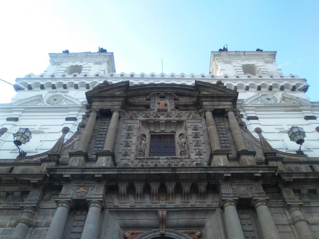 תמונה של Centro Histórico. plaza san francisco quito ecuador iglesia fotografía arquitectura antiguo centro histórico
