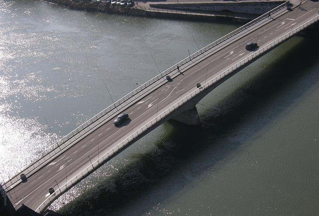 Imagine de Charles De Gaulle. bridge river belgium belgique rivière pont meuse mmx olibac olympussp560uz mmx045