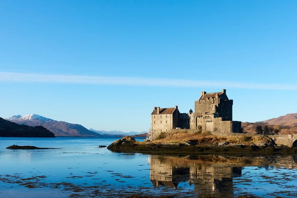 Bild von Eilean Donan. scotland castle eileandonan loch causeway reflection
