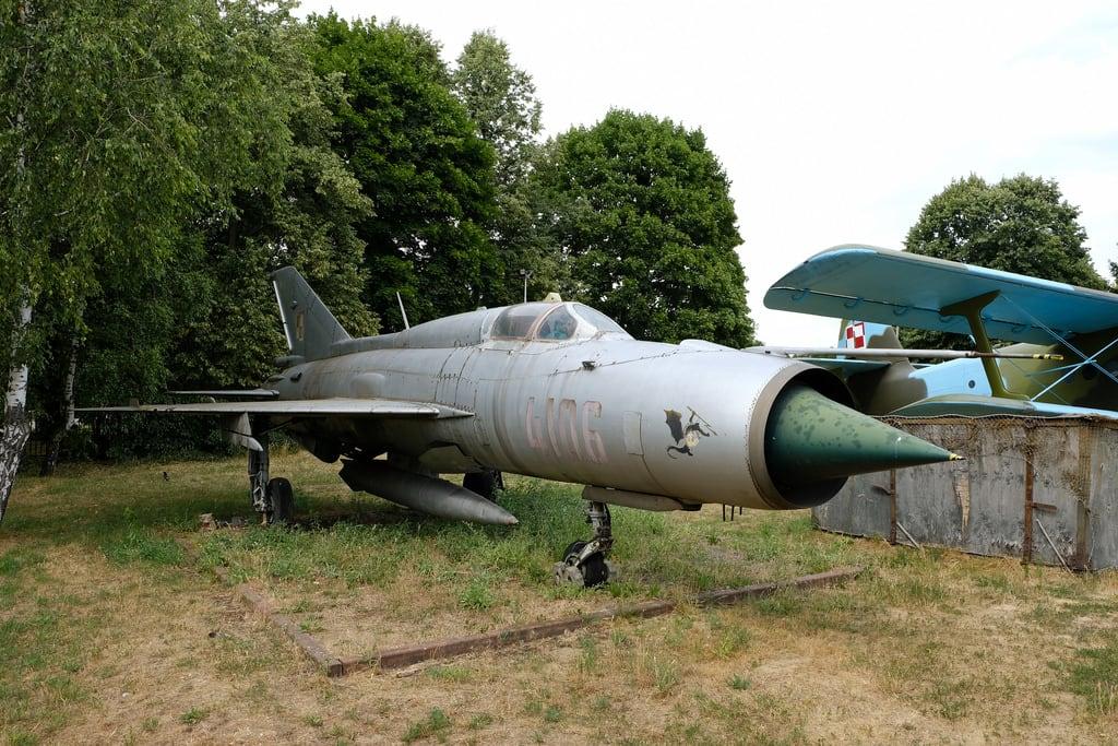 MiG-21 görüntü. posen polen museum panzer mig21 mig15 152mm 122mm 76mm kanone jet flugzeug