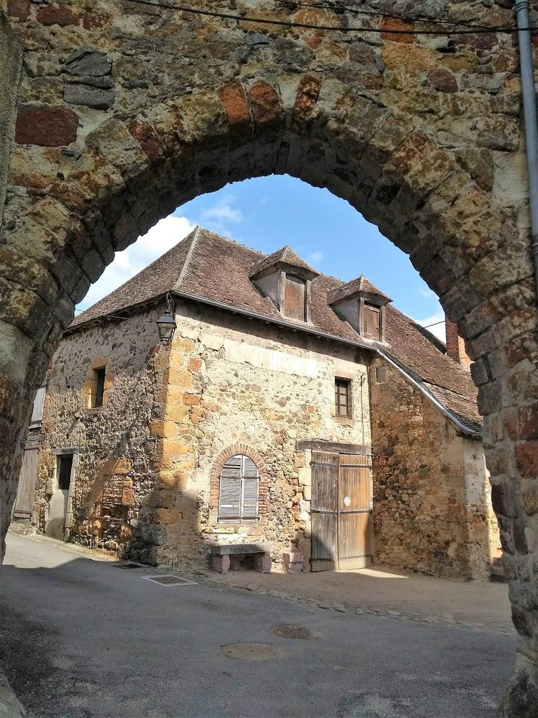 Porte de Gateuil 의 이미지. france frankreich auvergne 03 allier hérisson porte