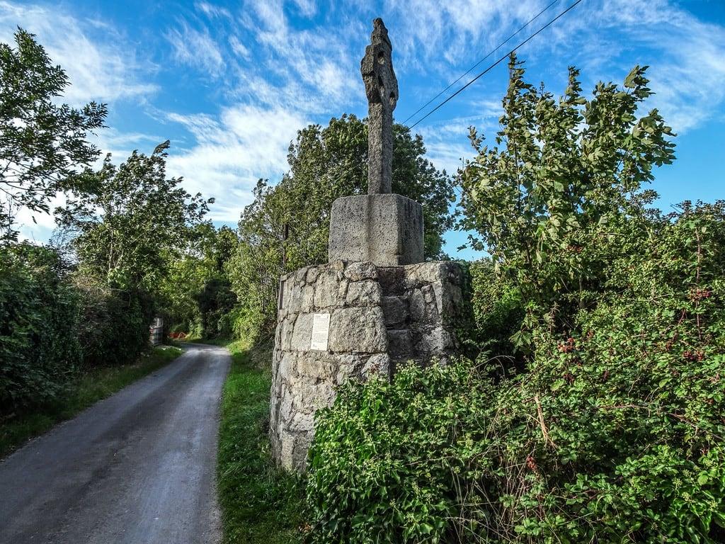 Immagine di Tully Cross Ancient. ancientchurch ruins derelict abandoned graveyard graves church luastramstop laughanstown lehaunstown historicsite williammurphy infomatique fotonique religion countrylane sonygeotagged hx90v highcross celticcross